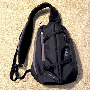 Patagonia atom 8L sling like new!
